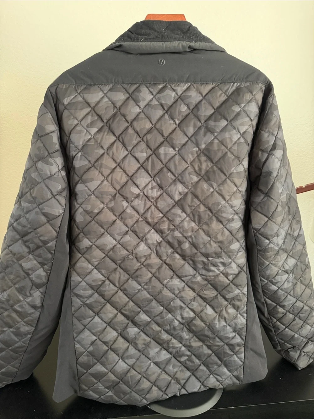 lululemon athletica Quilted Performance Jacket in black camouflage quilted - Picture 5 of 5